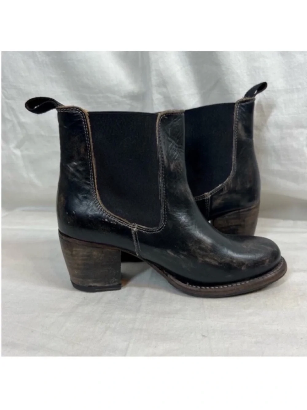 Bedstu leather heeled Chelsea booties rustic distress coastal cowgirl western